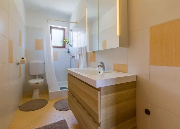 Three-bedroom 1 Apartamento