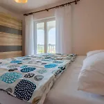 Three-bedroom 1 דירה