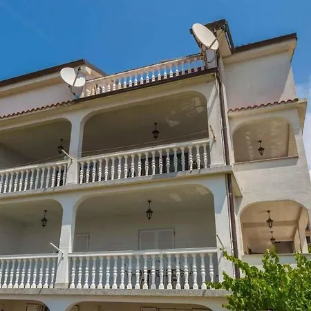 Three-bedroom 1 Apartment