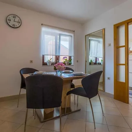 Three-bedroom 1 Apartment