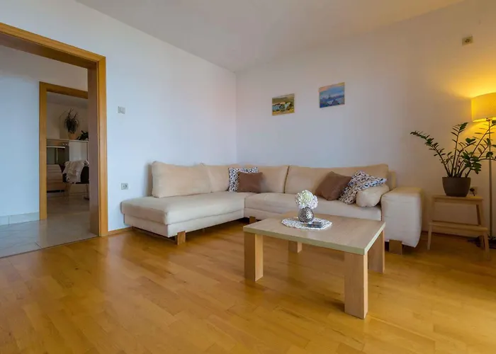 アパート Three-bedroom 1