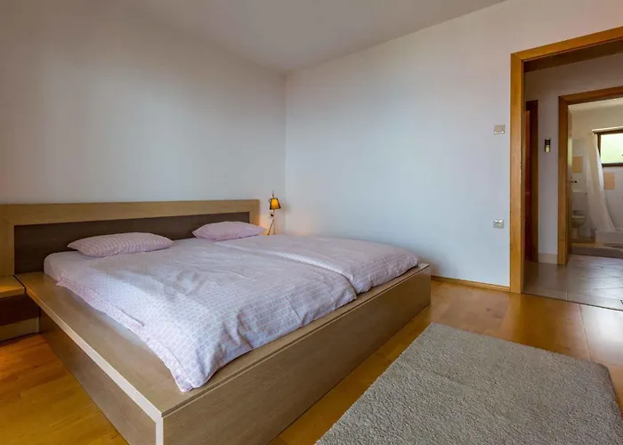 Three-bedroom 1 アパート