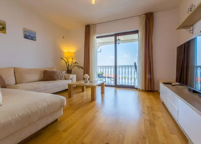アパート Three-bedroom 1